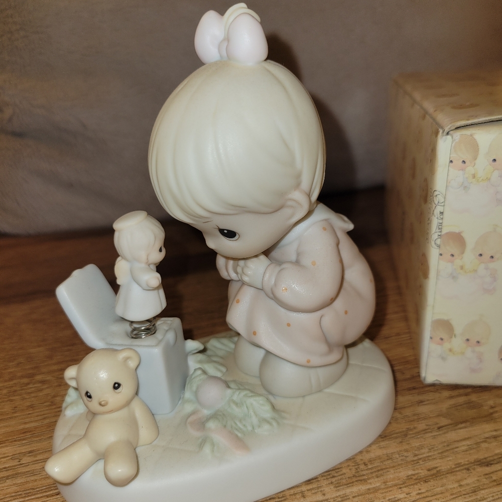 Precious Moments "Just Poppin' In to Say Halo"